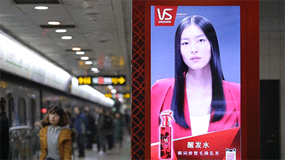 優(yōu)色專顯獨(dú)家技術(shù)帶你體驗(yàn)虛擬與現(xiàn)實(shí)完美結(jié)合宣傳新模式                                 ——萌動(dòng)全城，讓秀發(fā)迎風(fēng)飛舞