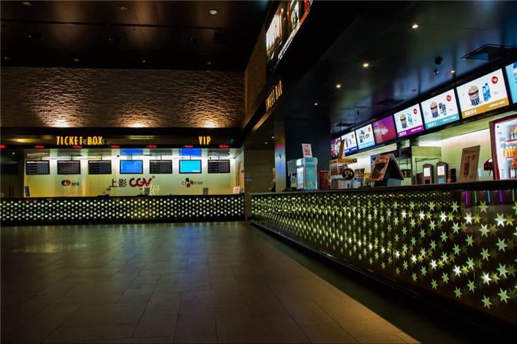 【最新案例】演繹完美相遇！優(yōu)色高清液晶廣告機(jī)亮相連鎖影院！