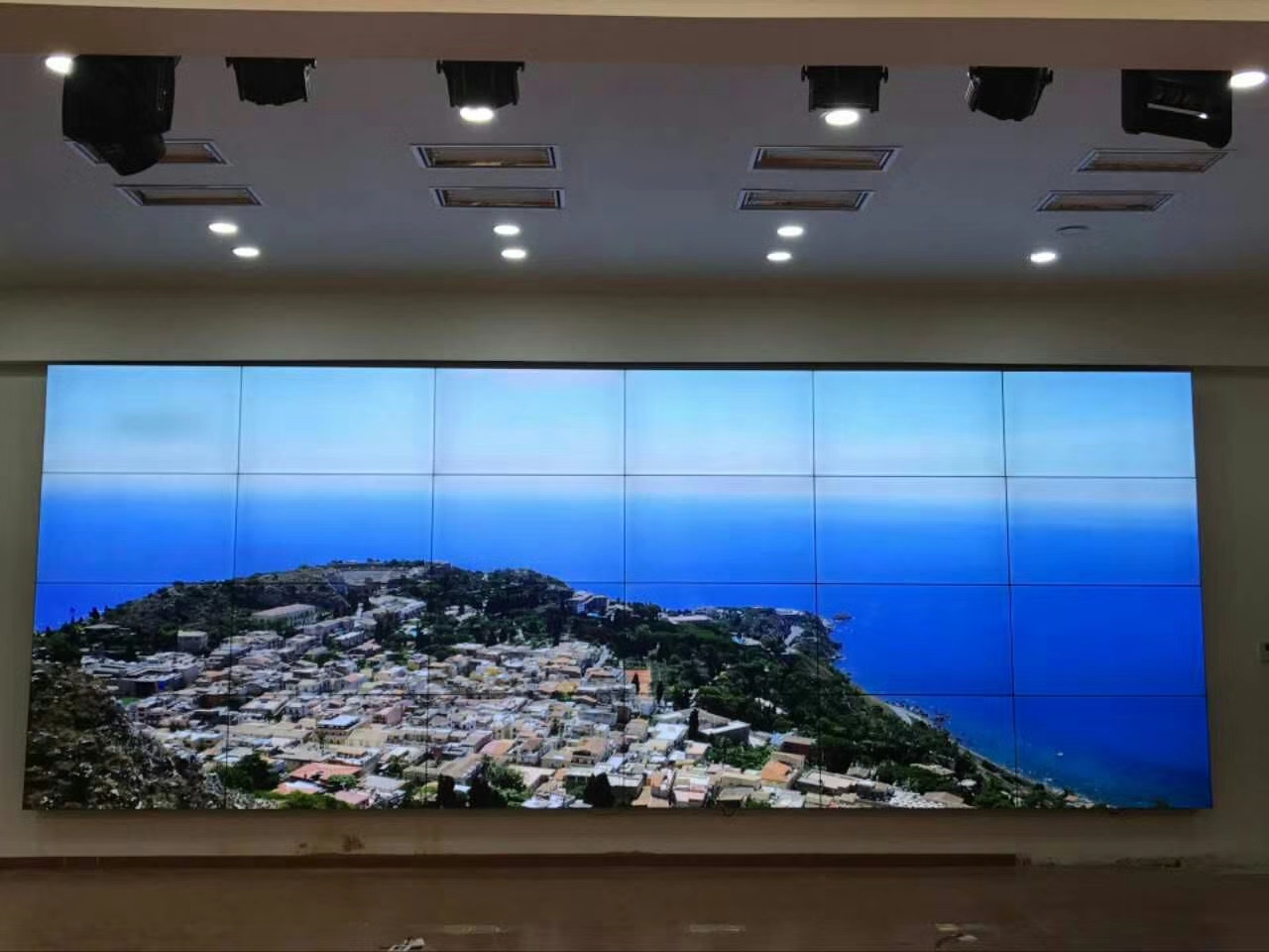 當你遇到需要移動液晶拼接屏幕時，你必須移動來做到這一點